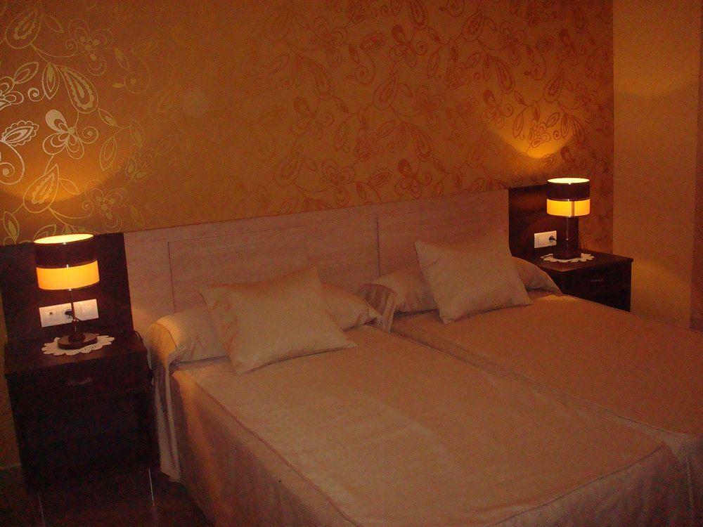 Hotel Los Chiles Вильянуэва-дель-Арсобиспо Экстерьер фото