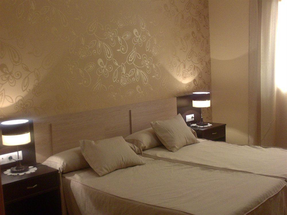 Hotel Los Chiles Вильянуэва-дель-Арсобиспо Номер фото