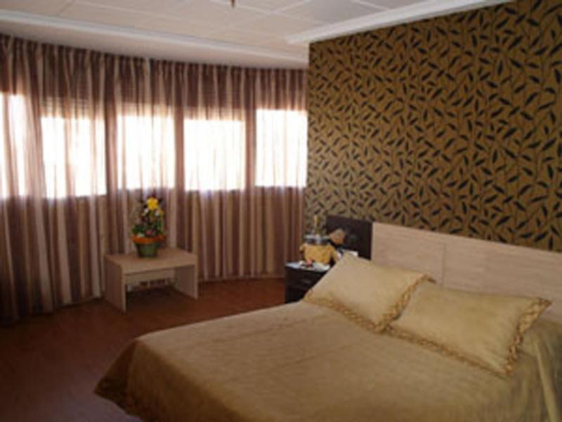 Hotel Los Chiles Вильянуэва-дель-Арсобиспо Номер фото